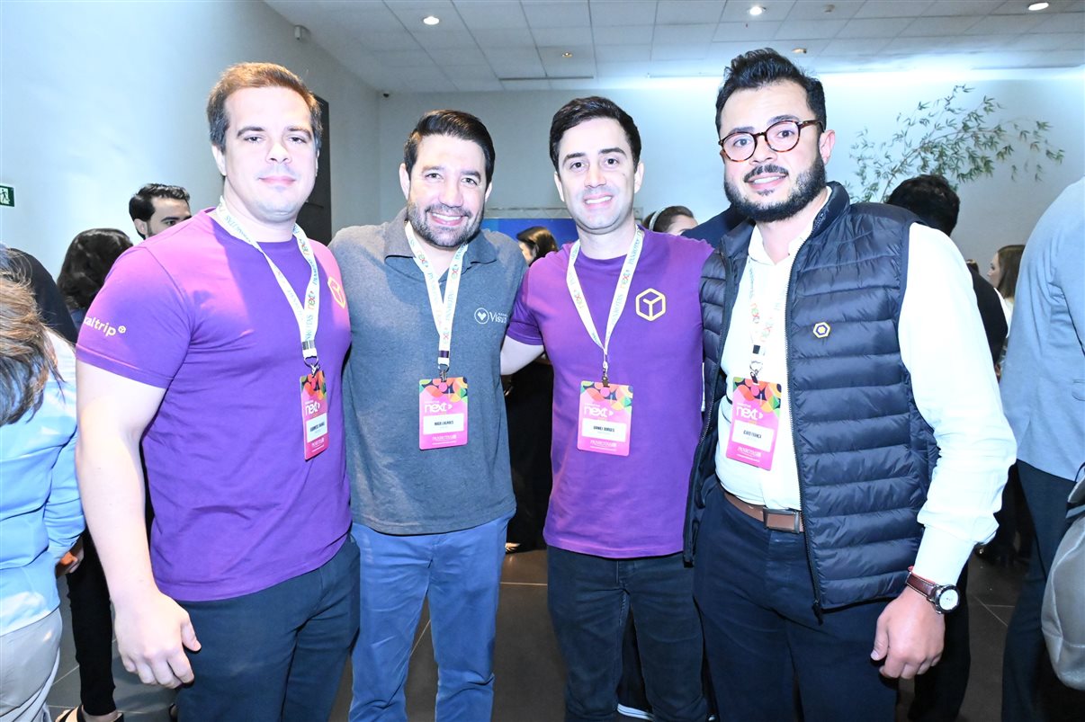 Dani Fidelis, da Flytour 2TF, entre Simone Ricio e Henrique Diniz, da EHTL 