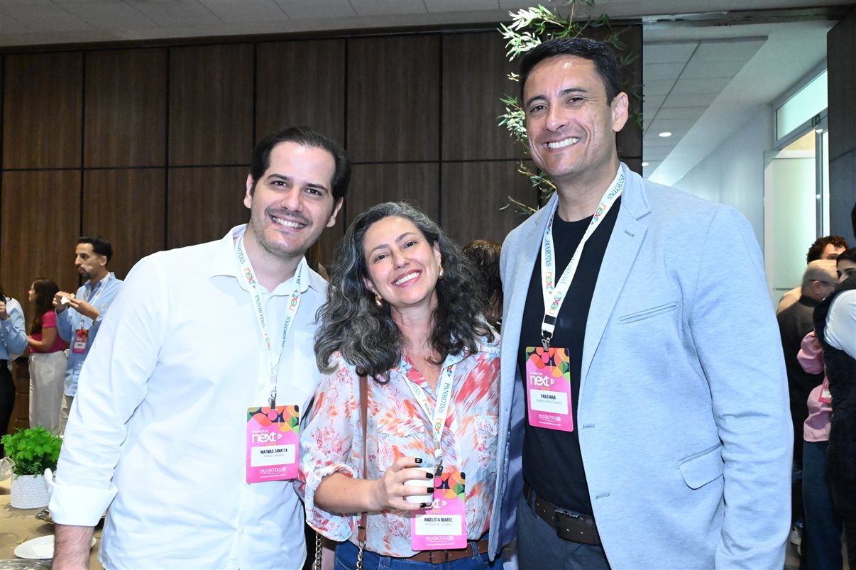 Dani Fidelis, da Flytour 2TF, entre Simone Ricio e Henrique Diniz, da EHTL 