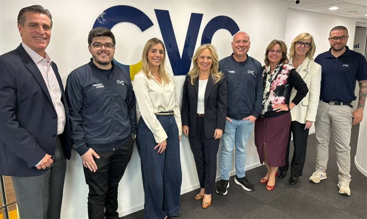 Patrick Yvars, do Visit Orlando, Paulo Biondo e Paula Rorato, da CVC Corp, a CEO do Visit Orlando, Casandra Matej, o VP da CVC Corp, Fabio Mader, Claudia Menezes, da GoPegasus e do Board do Visit Orlando, Karem Basulto, diretora da Aviareps, e Renato Silva, da CVC Corp