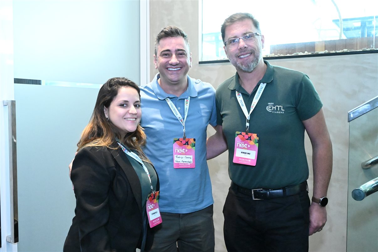 Dani Fidelis, da Flytour 2TF, entre Simone Ricio e Henrique Diniz, da EHTL 