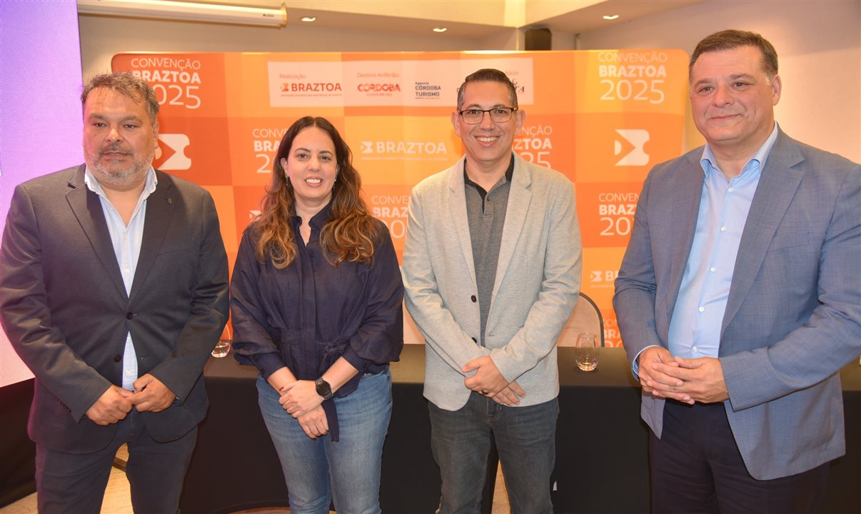 Marina Figueiredo e Fabiano Camargo, da Braztoa, entre Gustavo Peralta (Câmara de Comércio de Córdoba) e Dario Capitani (Córdoba Turismo)