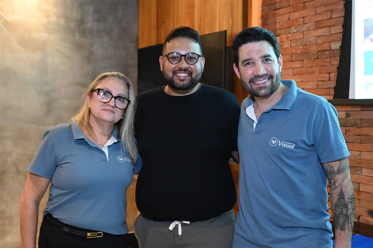 Vinicius Dantas, do Turismo de Curaçao, entre Luciane Marques e Hugo Lagares, da Visual Turismo