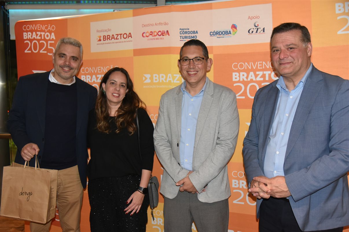 Claudio Ferrete (R11 Travel) conversa com fornecedores de Córdoba durante workshop na Convenção Braztoa 2025, no Hotel Windsor
