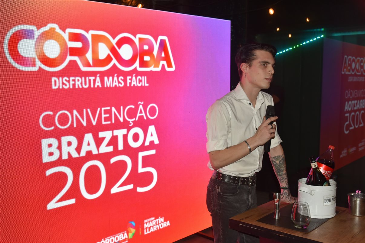 Claudio Ferrete (R11 Travel) conversa com fornecedores de Córdoba durante workshop na Convenção Braztoa 2025, no Hotel Windsor