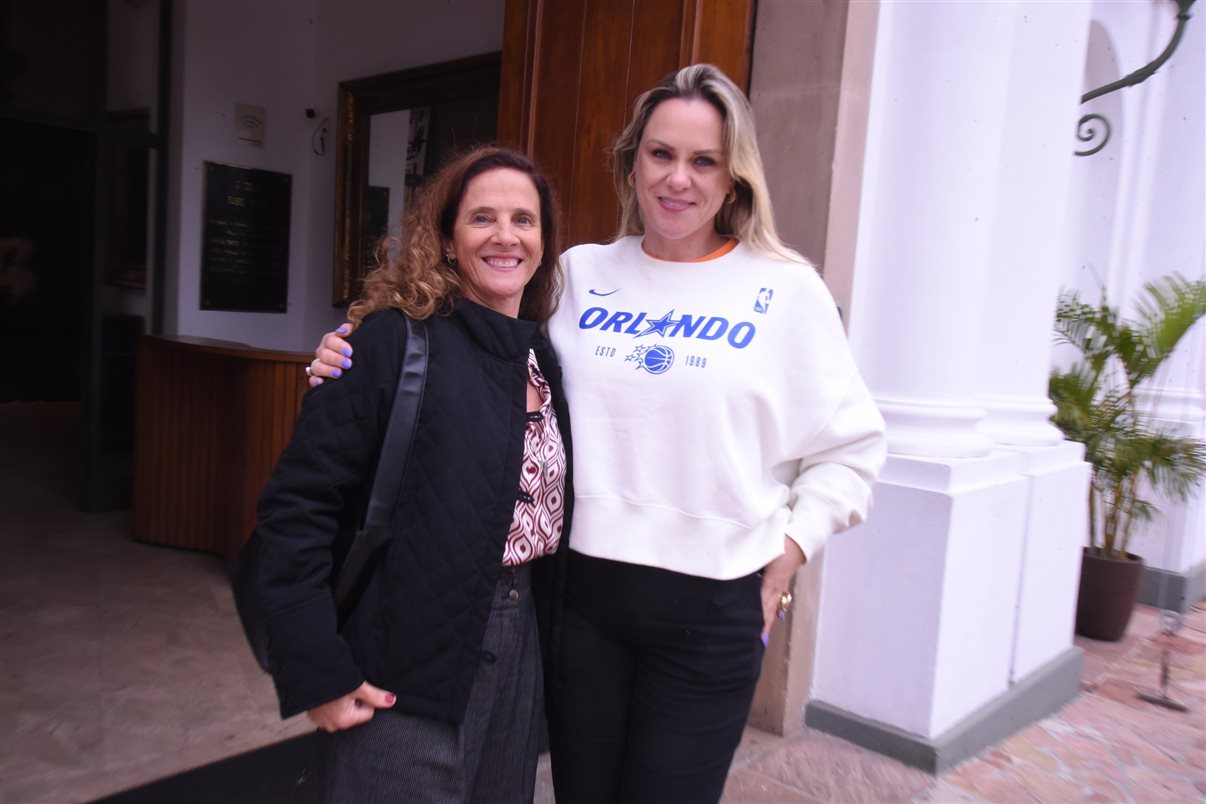 Alejandro Flores, da Disney Destinations, entre Claudia Menezes e Fernando Pereira, da GoPegasus 