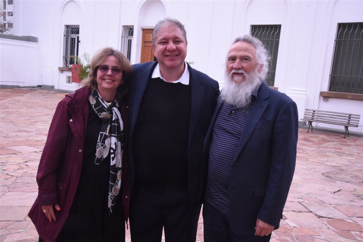 Alejandro Flores, da Disney Destinations, entre Claudia Menezes e Fernando Pereira, da GoPegasus 