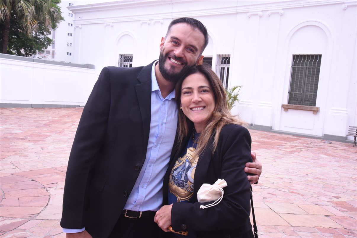 Alejandro Flores, da Disney Destinations, entre Claudia Menezes e Fernando Pereira, da GoPegasus 