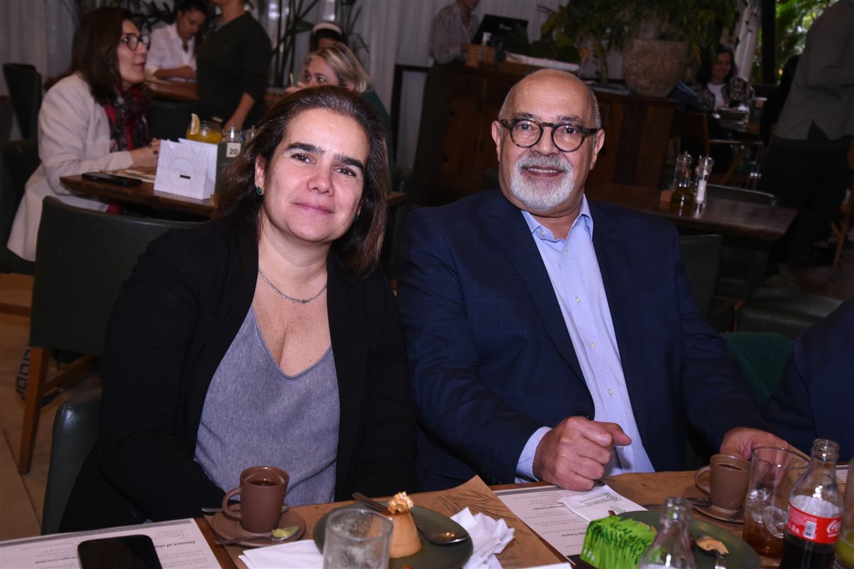 Alejandro Flores, da Disney Destinations, entre Claudia Menezes e Fernando Pereira, da GoPegasus 