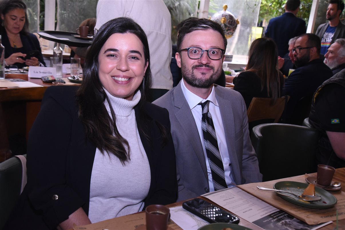 Alejandro Flores, da Disney Destinations, entre Claudia Menezes e Fernando Pereira, da GoPegasus 