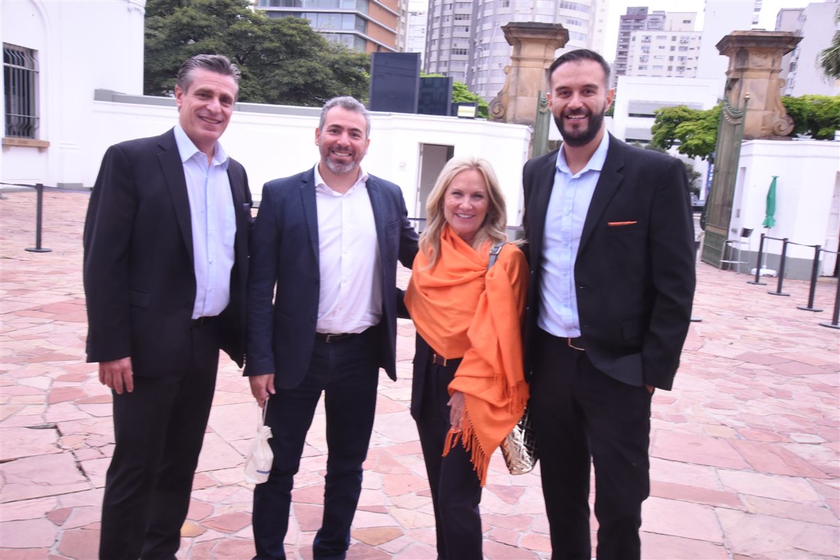 Alejandro Flores, da Disney Destinations, entre Claudia Menezes e Fernando Pereira, da GoPegasus 