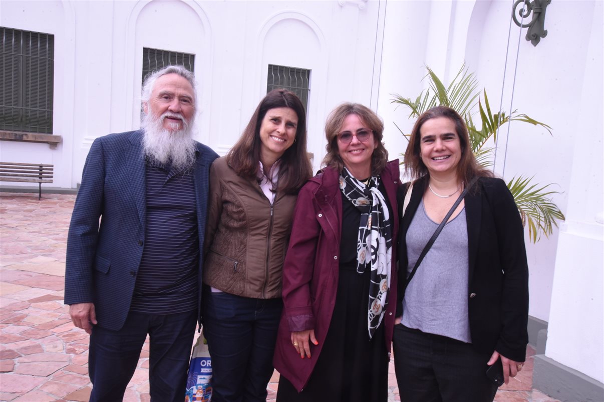 Alejandro Flores, da Disney Destinations, entre Claudia Menezes e Fernando Pereira, da GoPegasus 
