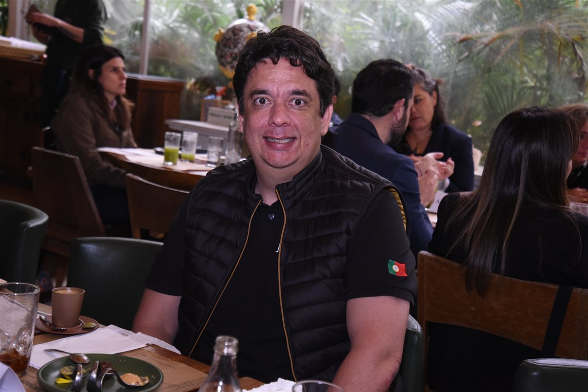 Alejandro Flores, da Disney Destinations, entre Claudia Menezes e Fernando Pereira, da GoPegasus 