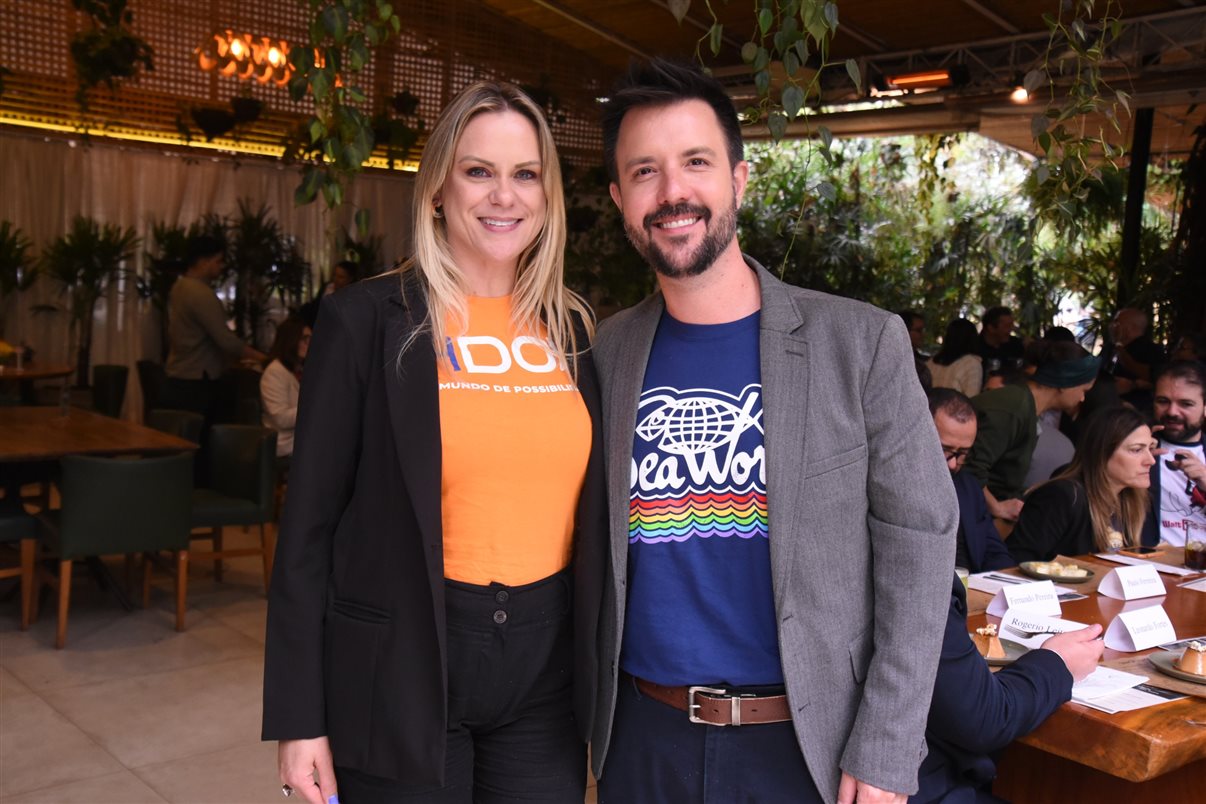 Alejandro Flores, da Disney Destinations, entre Claudia Menezes e Fernando Pereira, da GoPegasus 