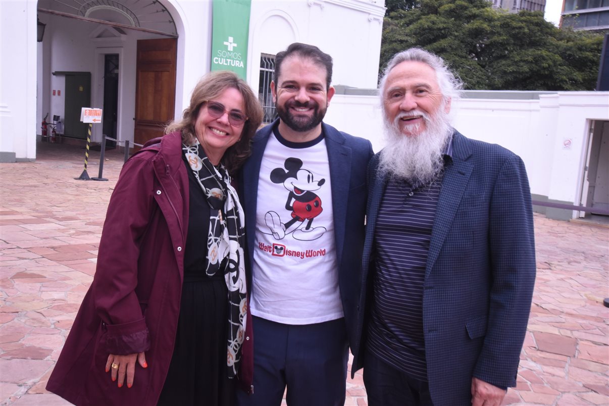 Alejandro Flores, da Disney Destinations, entre Claudia Menezes e Fernando Pereira, da GoPegasus 