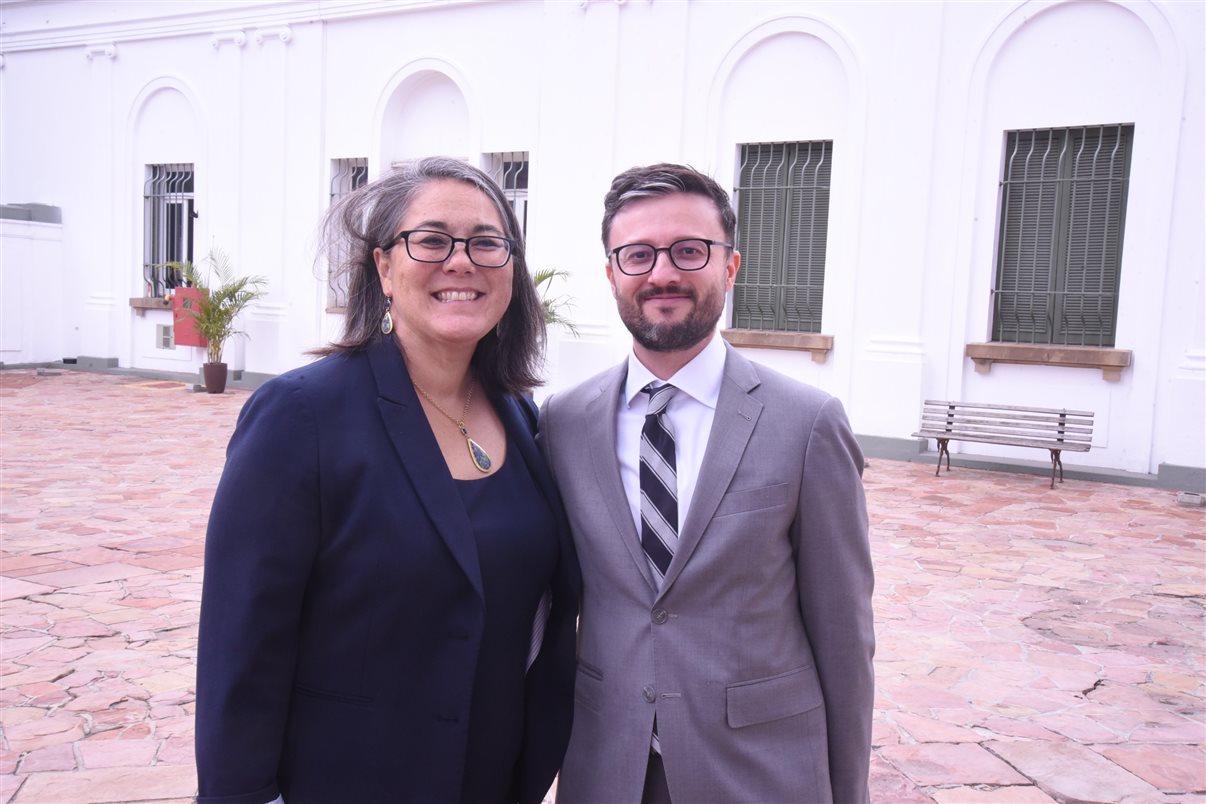 Alejandro Flores, da Disney Destinations, entre Claudia Menezes e Fernando Pereira, da GoPegasus 