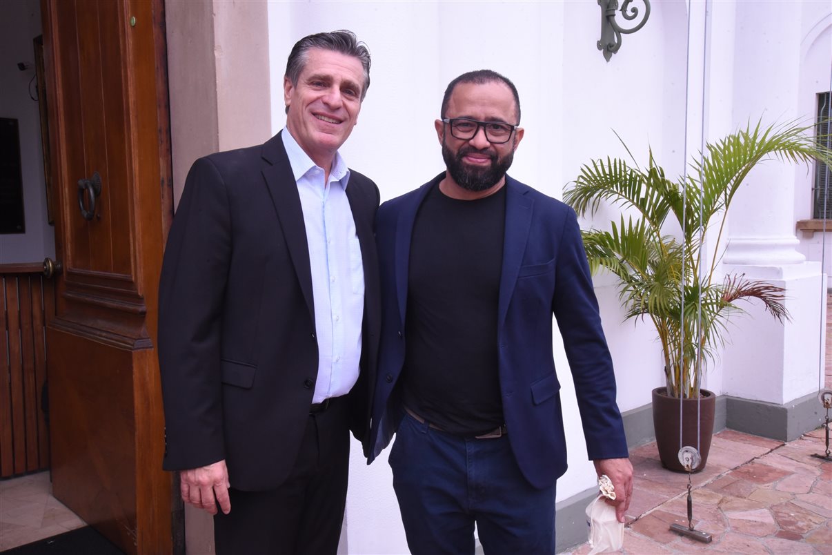 Alejandro Flores, da Disney Destinations, entre Claudia Menezes e Fernando Pereira, da GoPegasus 