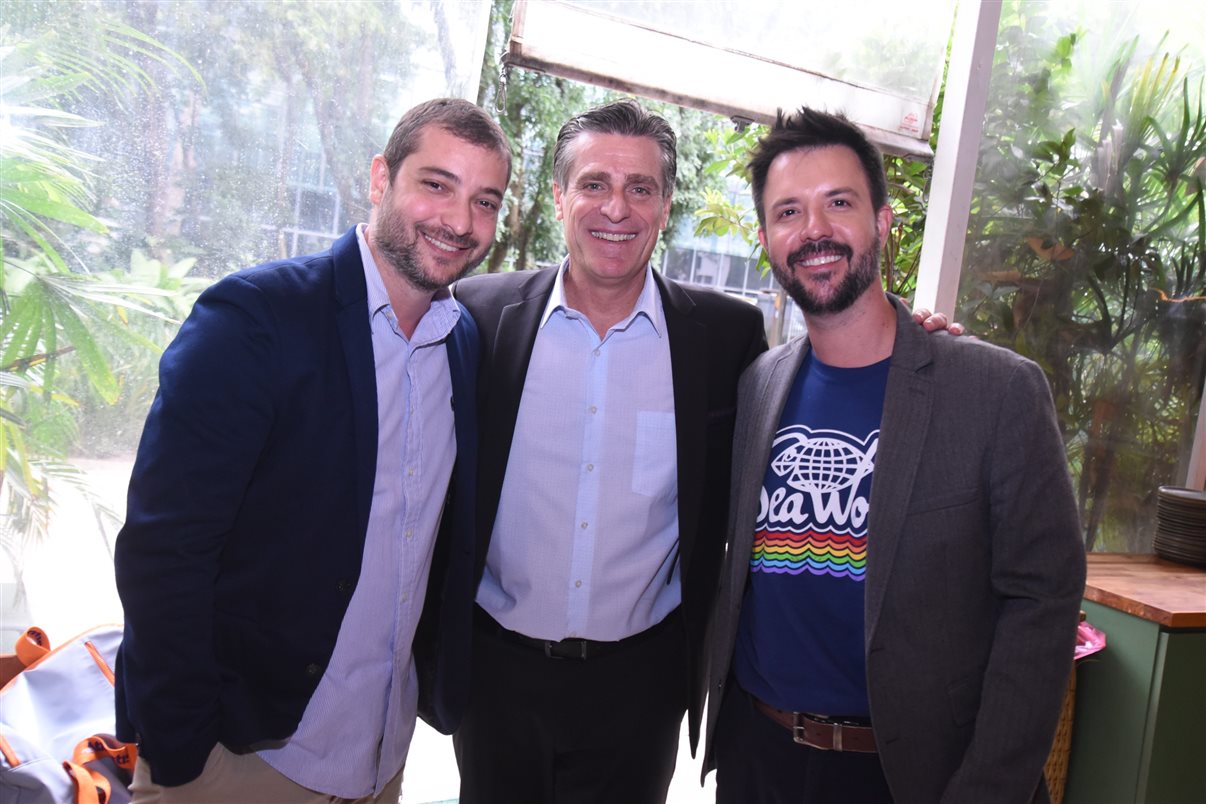Alejandro Flores, da Disney Destinations, entre Claudia Menezes e Fernando Pereira, da GoPegasus 
