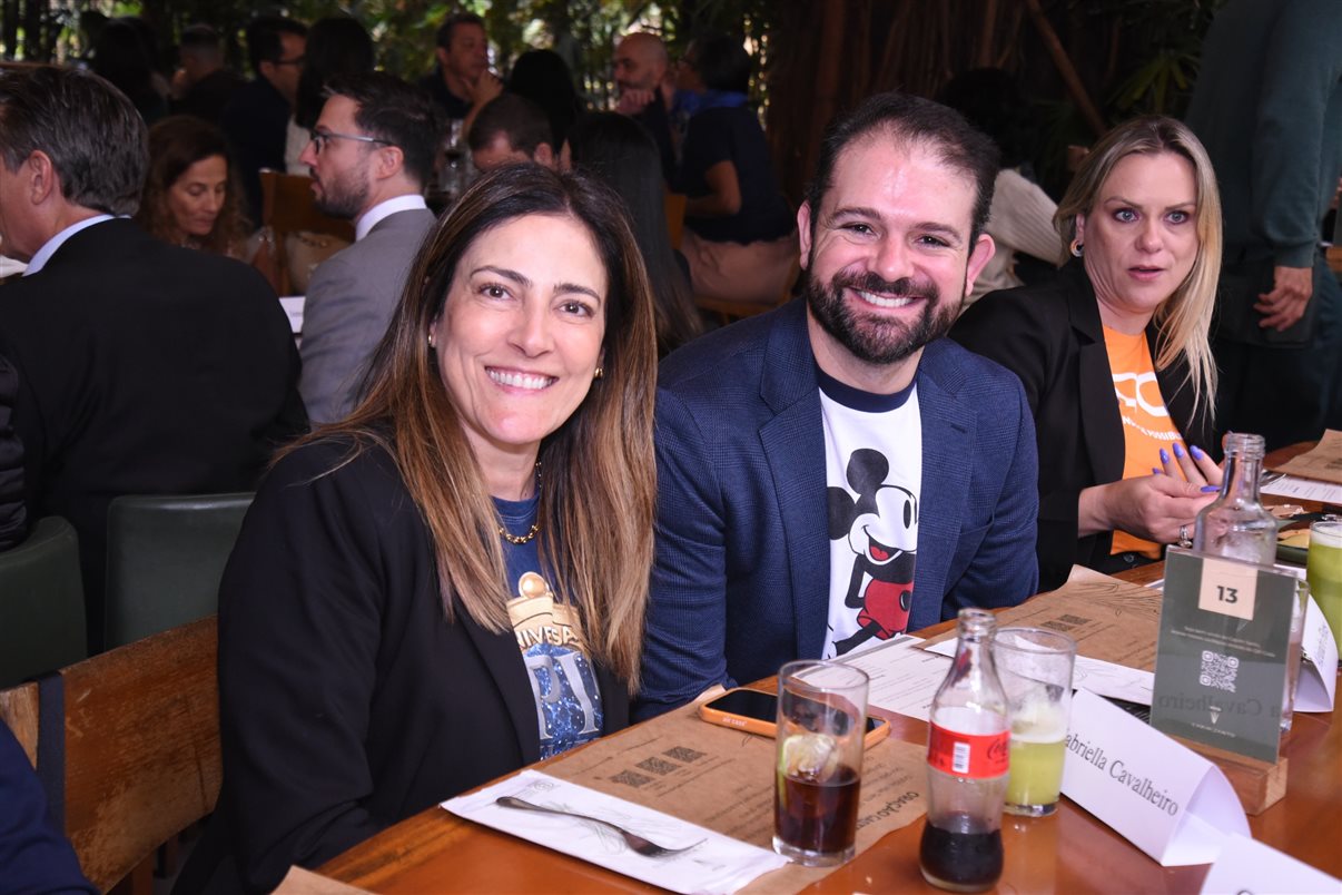 Alejandro Flores, da Disney Destinations, entre Claudia Menezes e Fernando Pereira, da GoPegasus 