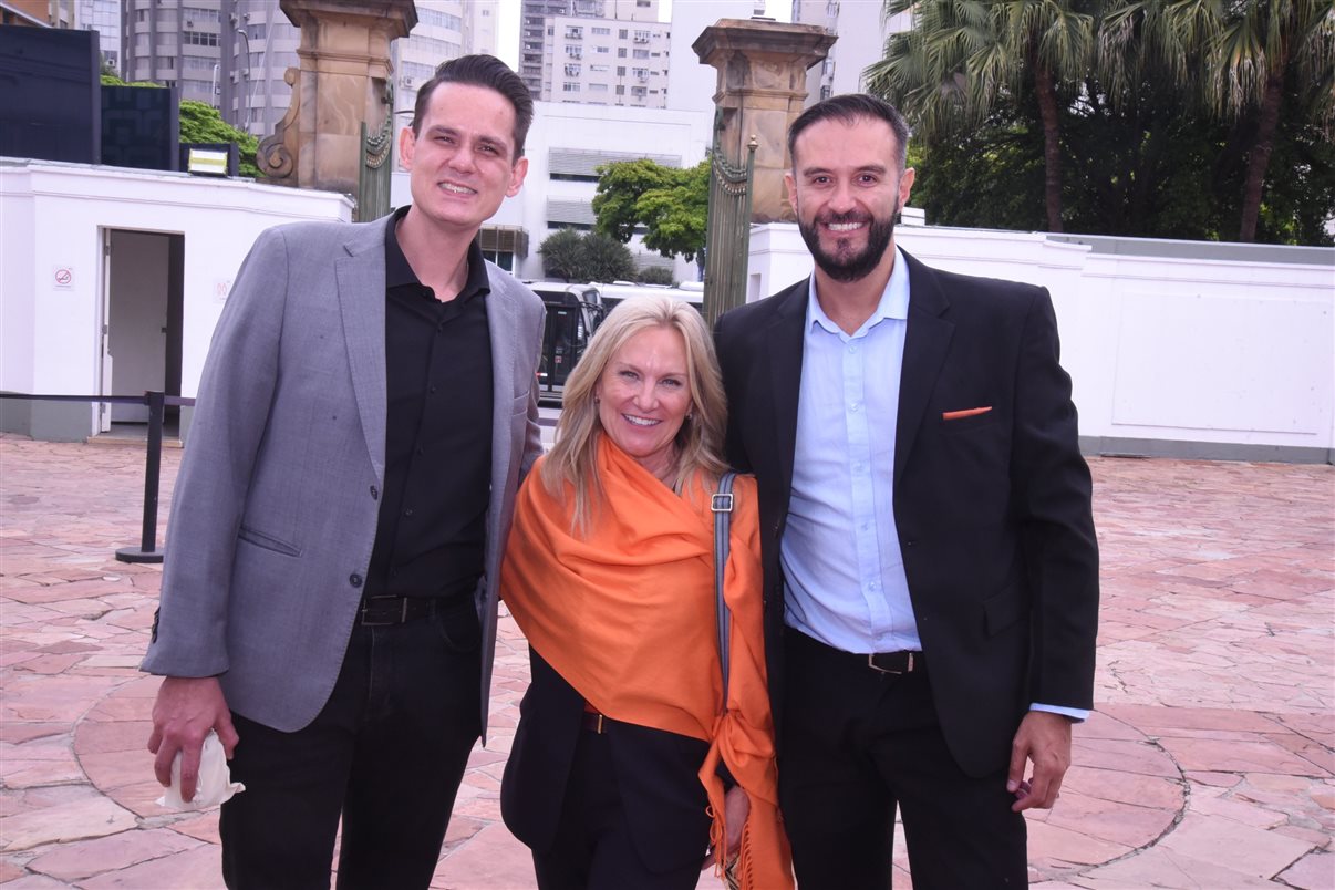 Alejandro Flores, da Disney Destinations, entre Claudia Menezes e Fernando Pereira, da GoPegasus 