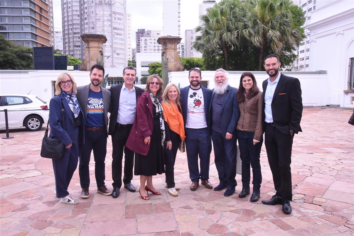 Alejandro Flores, da Disney Destinations, entre Claudia Menezes e Fernando Pereira, da GoPegasus 