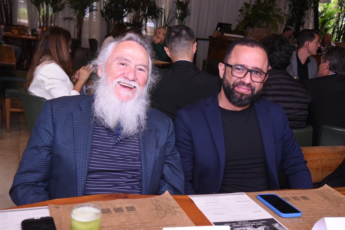 Alejandro Flores, da Disney Destinations, entre Claudia Menezes e Fernando Pereira, da GoPegasus 
