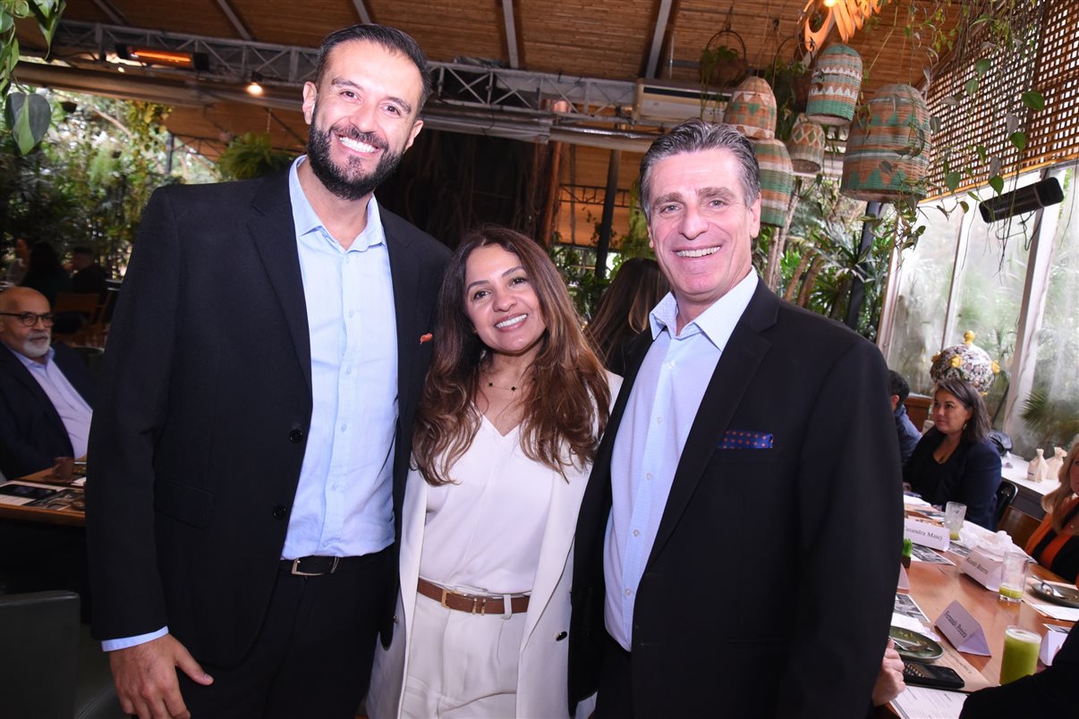Alejandro Flores, da Disney Destinations, entre Claudia Menezes e Fernando Pereira, da GoPegasus 