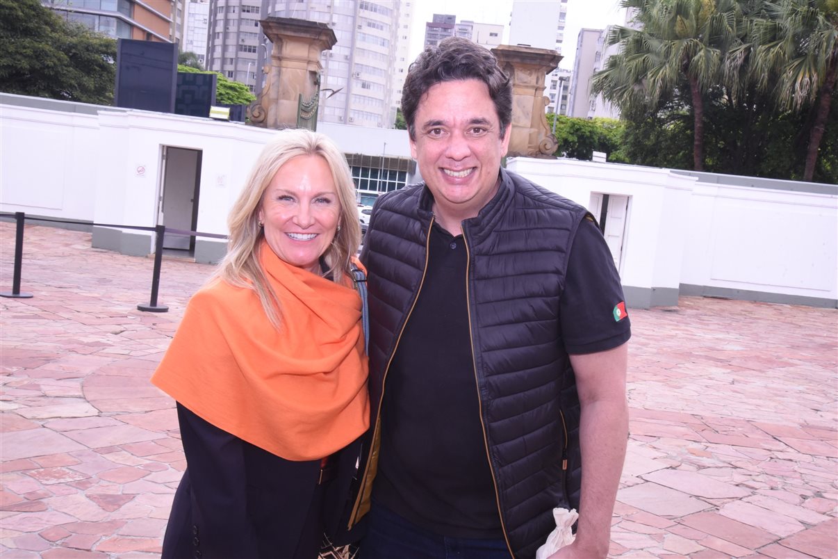 Alejandro Flores, da Disney Destinations, entre Claudia Menezes e Fernando Pereira, da GoPegasus 