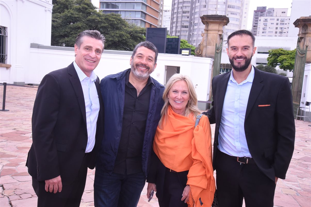 Alejandro Flores, da Disney Destinations, entre Claudia Menezes e Fernando Pereira, da GoPegasus 