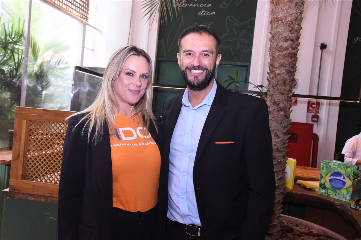 Alejandro Flores, da Disney Destinations, entre Claudia Menezes e Fernando Pereira, da GoPegasus 