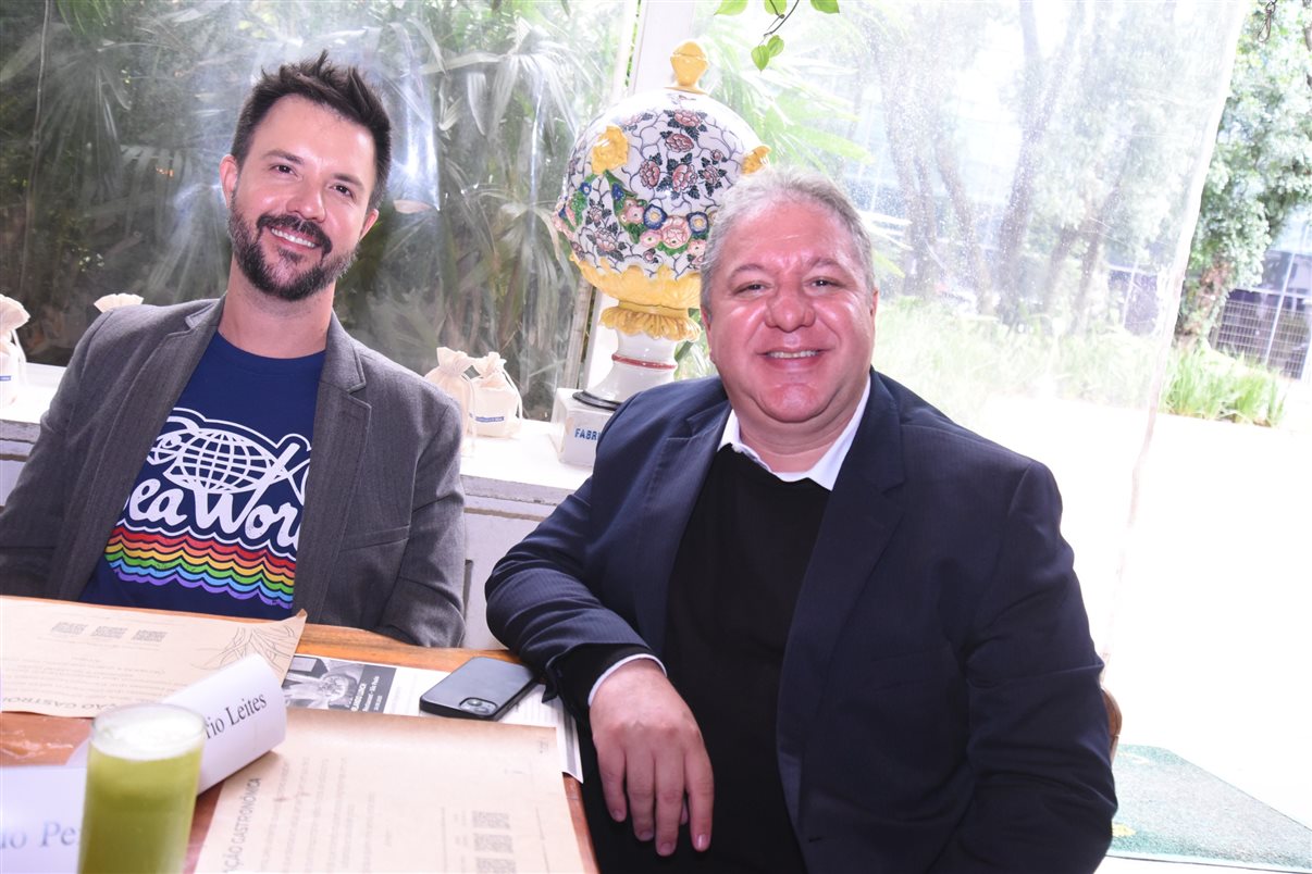 Alejandro Flores, da Disney Destinations, entre Claudia Menezes e Fernando Pereira, da GoPegasus 