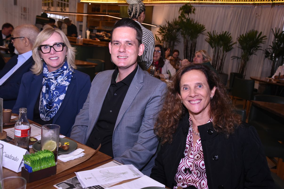 Alejandro Flores, da Disney Destinations, entre Claudia Menezes e Fernando Pereira, da GoPegasus 