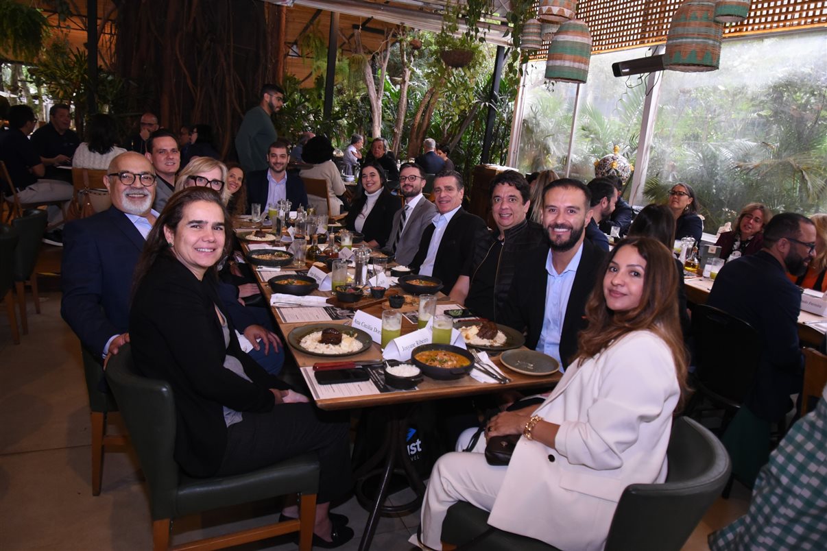 Alejandro Flores, da Disney Destinations, entre Claudia Menezes e Fernando Pereira, da GoPegasus 