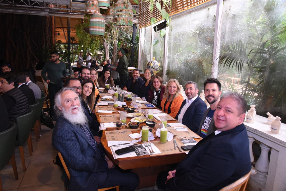 Alejandro Flores, da Disney Destinations, entre Claudia Menezes e Fernando Pereira, da GoPegasus 