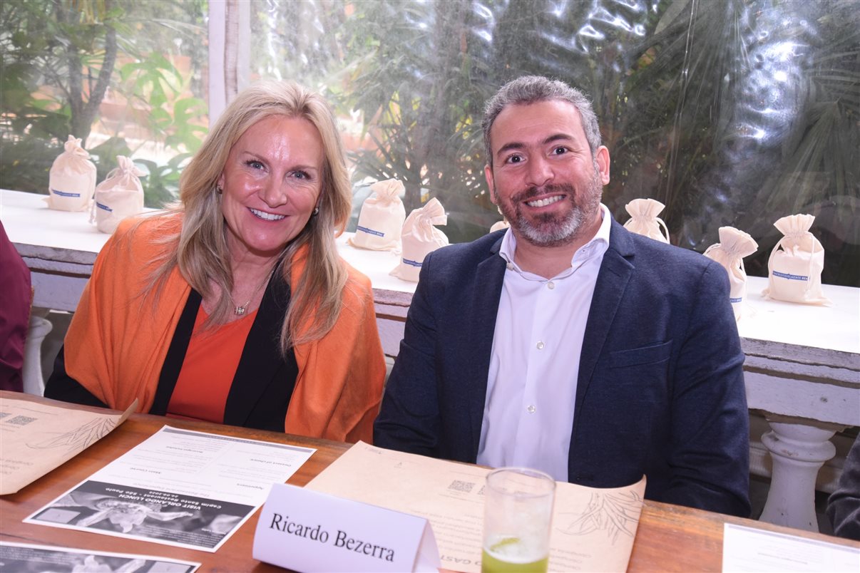 Alejandro Flores, da Disney Destinations, entre Claudia Menezes e Fernando Pereira, da GoPegasus 