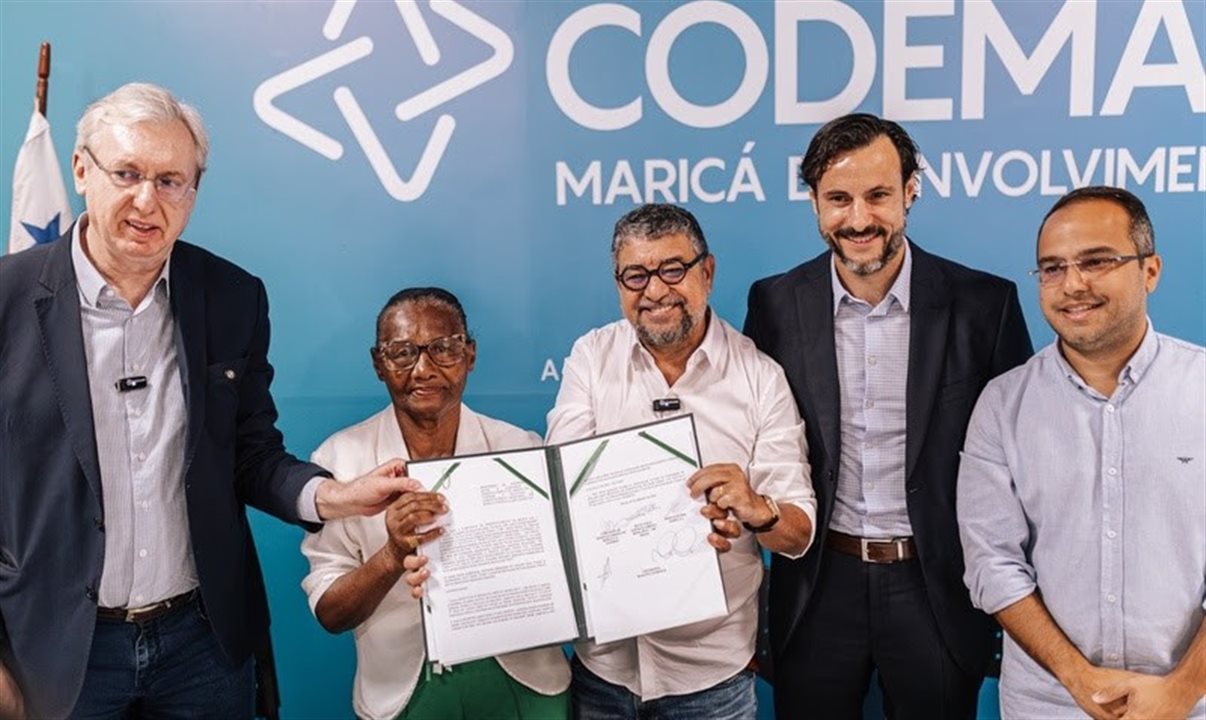Celso Pansera, presidente da Codemar, Vera Lúcia Pio, da Comunidade de Pescadores de Zacarias, Washington Quaquá, prefeito de Maricá, Emilio Izquierdo, CEO do Maraey, e João Maurício, vice-prefeito de Maricá