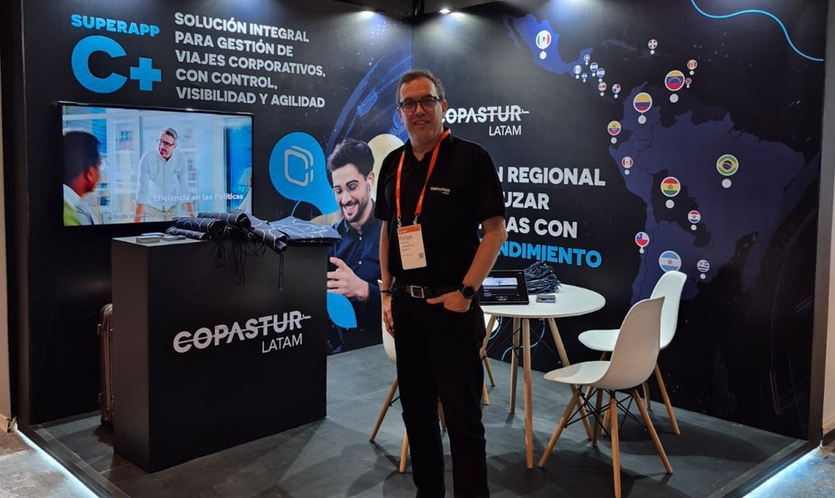Felipe Mesquita, da Copastur, no estande exclusivo no evento