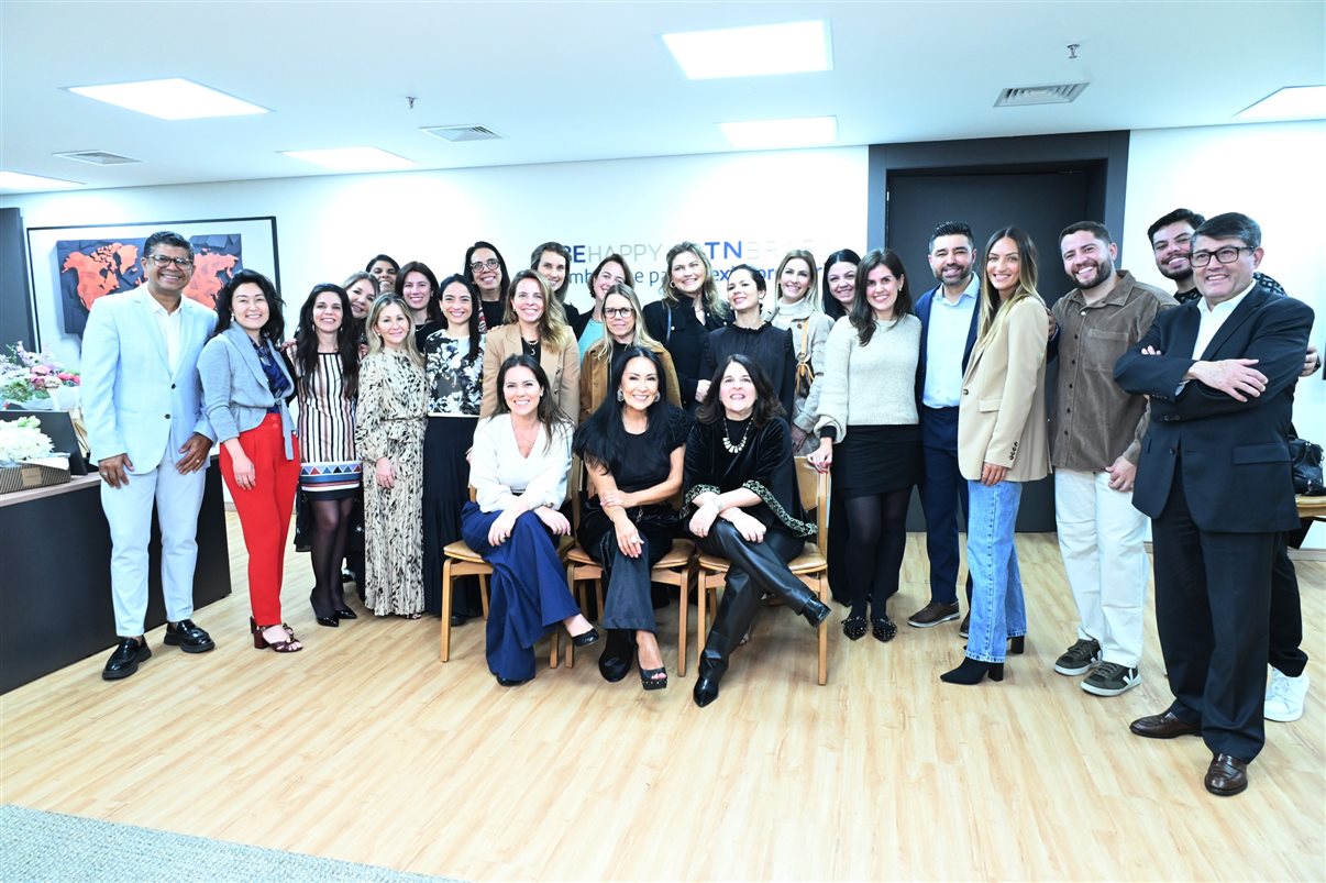Patrícia Vazquez, Leonor Bernhoeft e Jacqueline Dallal com equipe BeHappy by LTN Brasil