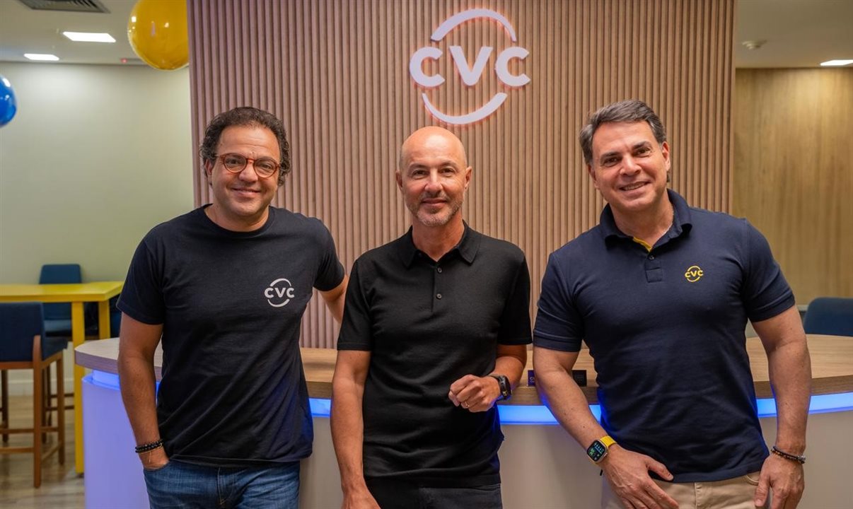 Bazinho Ferraz, da B&Partners, entre Fabio Godinho e Emerson Belan, da CVC Corp