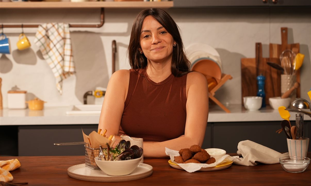 Elisa Fernandes destaca no episódio sabores que marcaram sua experiência culinária, como mexilhões e falafel parisiense