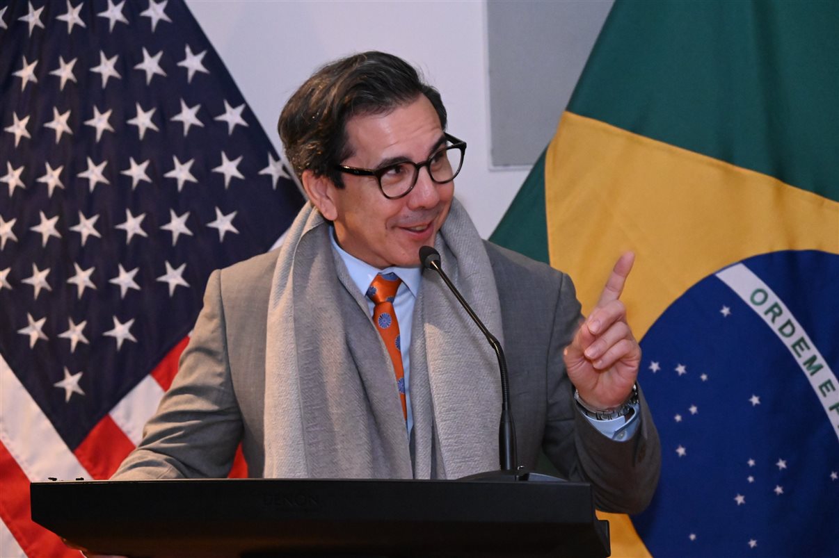 Alexander Haim, da Disney Destinations, e o tetracampeão mundial Mauro Silva