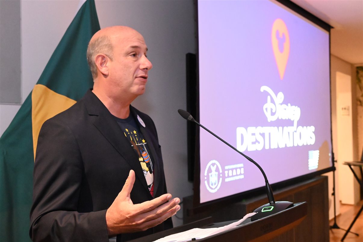 Alexander Haim, da Disney Destinations, e o tetracampeão mundial Mauro Silva
