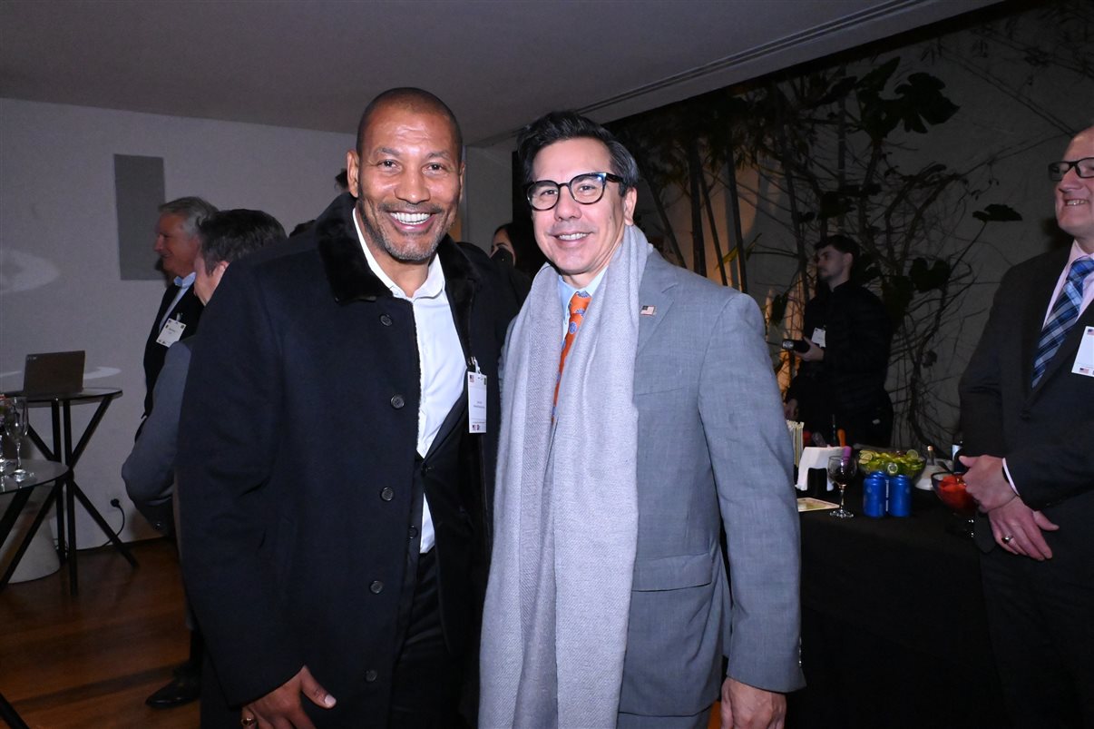 Alexander Haim, da Disney Destinations, e o tetracampeão mundial Mauro Silva