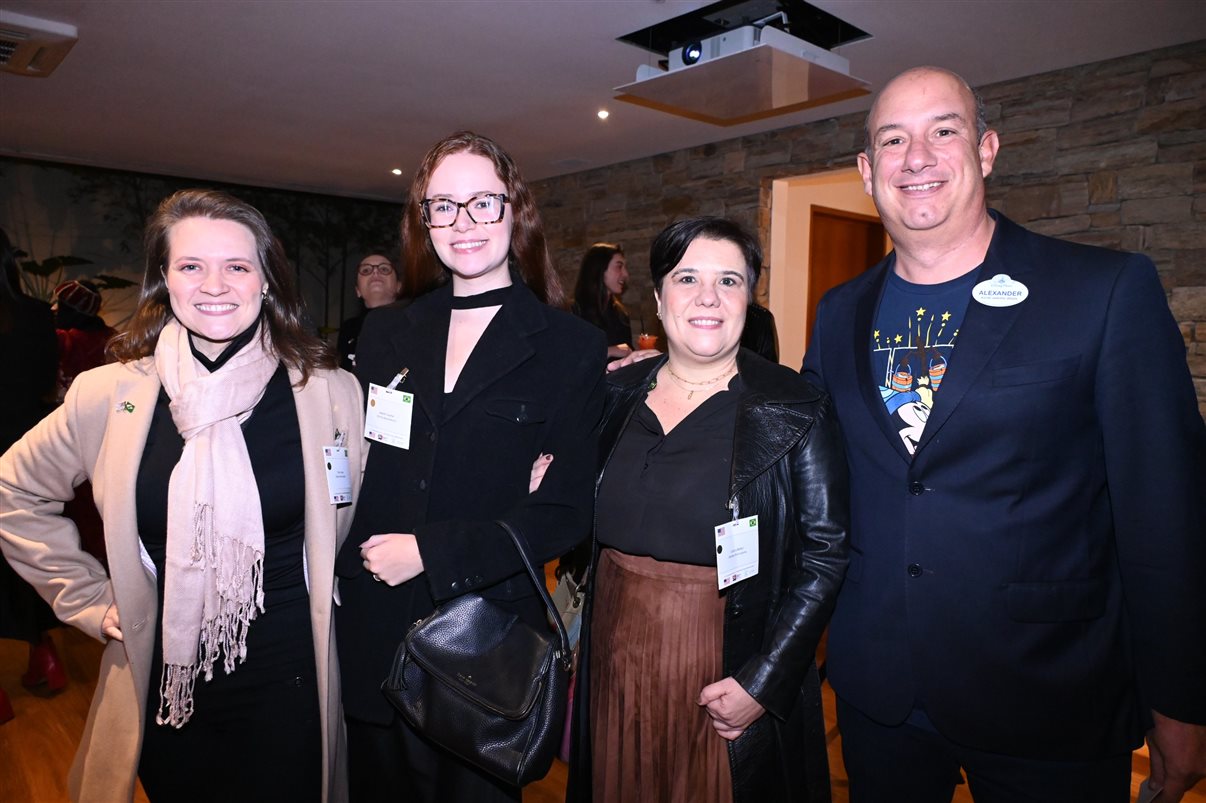 Alexander Haim, da Disney Destinations, e o tetracampeão mundial Mauro Silva