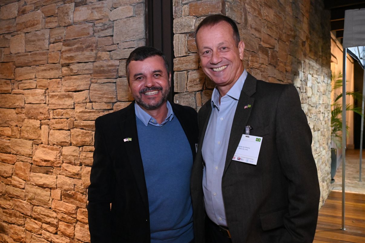 Alexander Haim, da Disney Destinations, e o tetracampeão mundial Mauro Silva