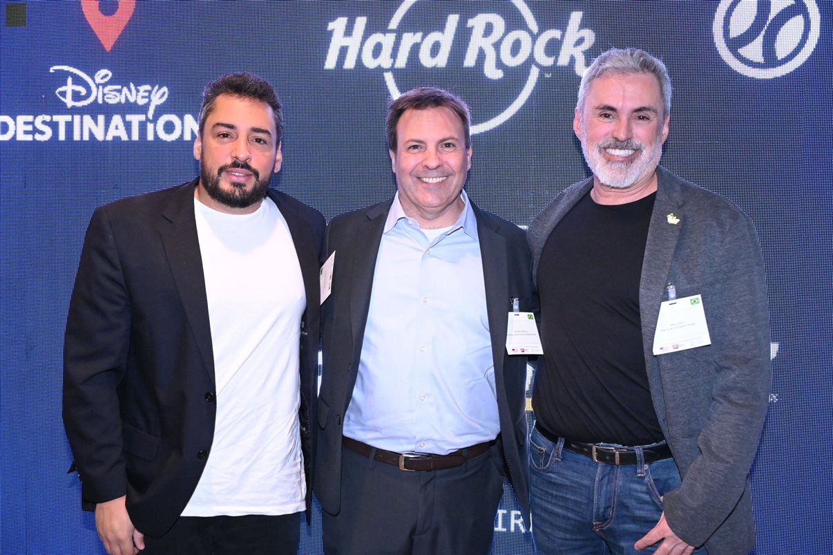Alexander Haim, da Disney Destinations, e o tetracampeão mundial Mauro Silva