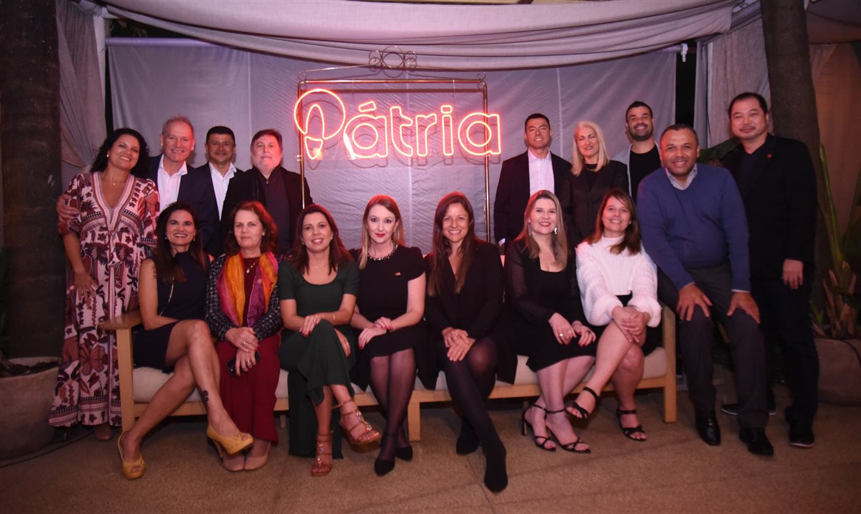 Além de agentes de viagens e parceiros locais, executivos de companhias aéreas participaram do evento. Na fotos esses executivos aparecem com os líderes da Pátria Consolidadora