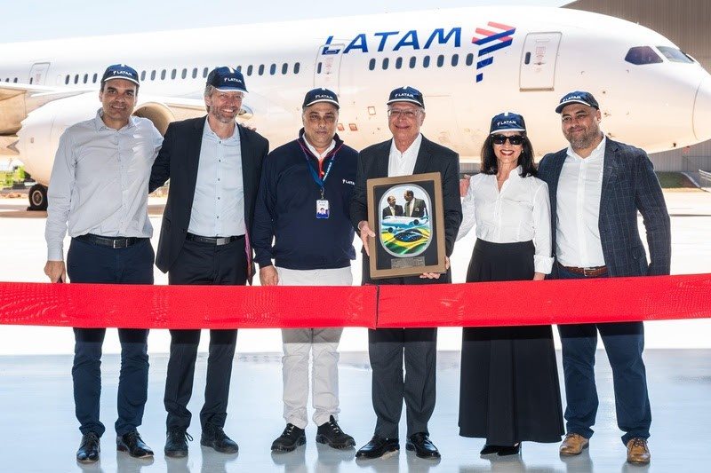Cerimônia de corte de fitas para a inauguração do Hangar 9 no MRO da LATAM, com executivos da companhia, Jerome Cadier, CEO da Latam Brasil, Geraldo Alckmin, Vice-Presidente da República do Brasil e sua esposa, Lu Alckmin