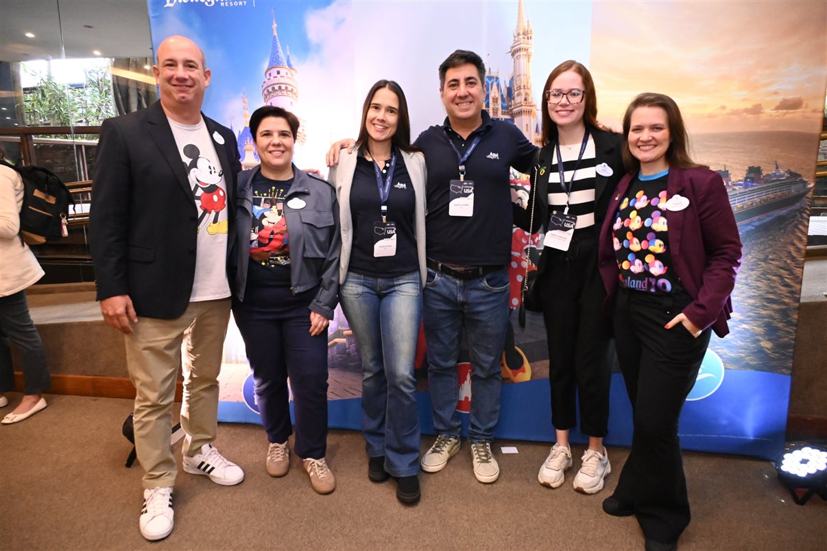 Cris Padua, da Cris Viagens, Ione Eugenio, da RRR Agência de Viagens, Sergio Costa, da Ajimex Turismo, Lia Chrispim, da Via Lazer, e Priscila, da Pristur Viagens