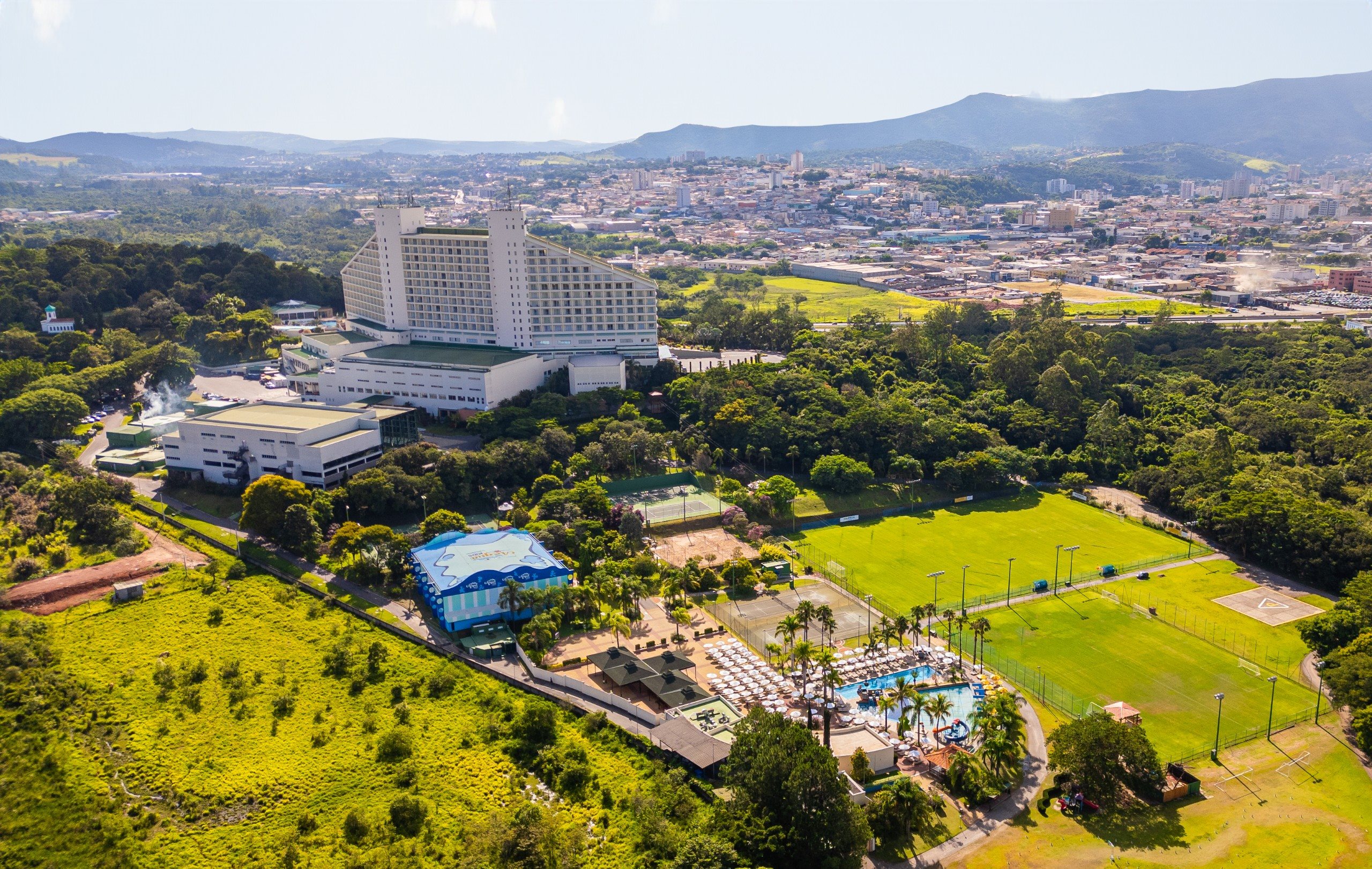 Quadras esportivas, campo de futebol, tirolesa, teatro, cinema, trilhas ecológicas, sauna e spa completam a estrutura de entretenimento e bem-estar
