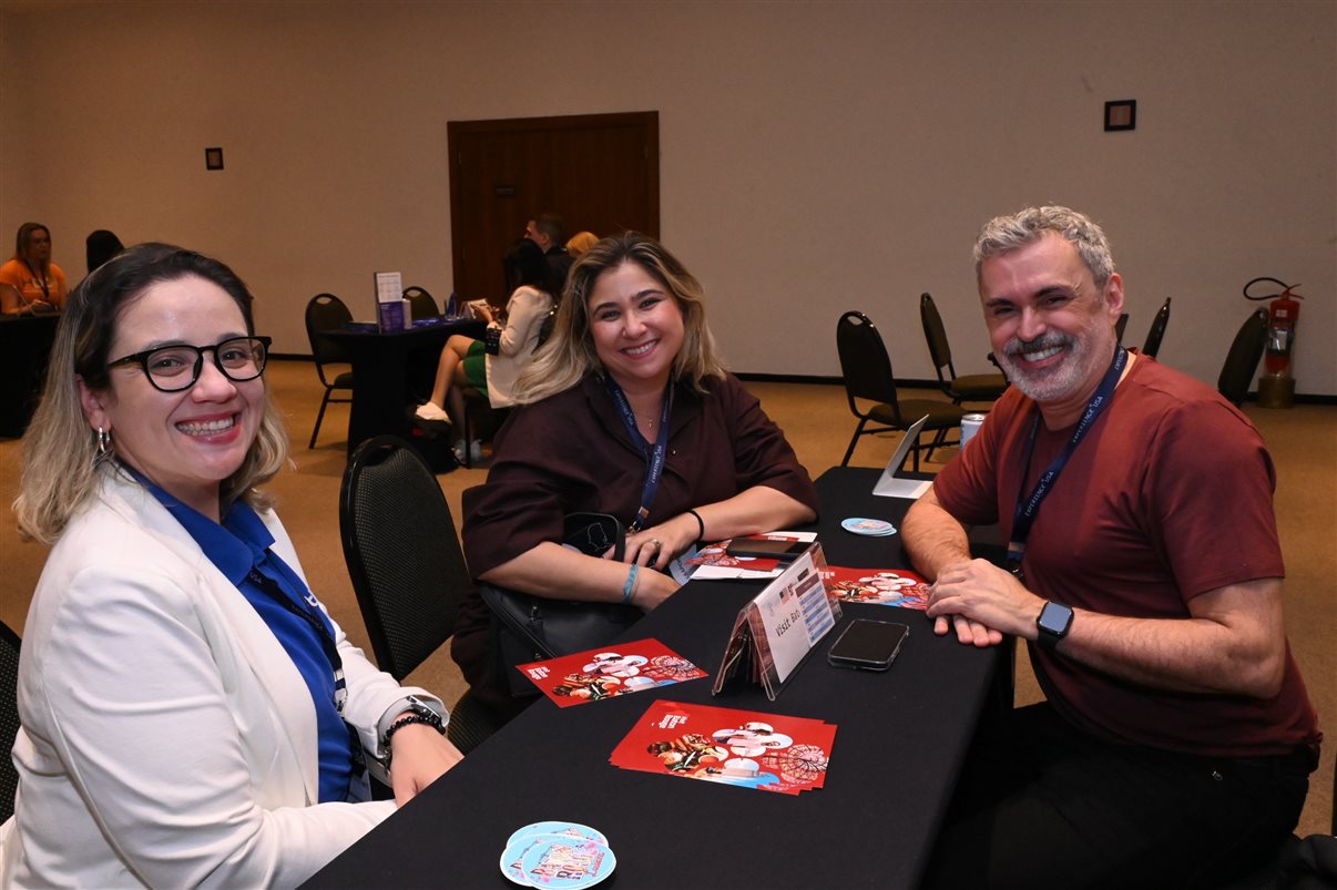 Michael Marangel, Nicole Desilvis e Nathan Traurig, do Consulado dos EUA